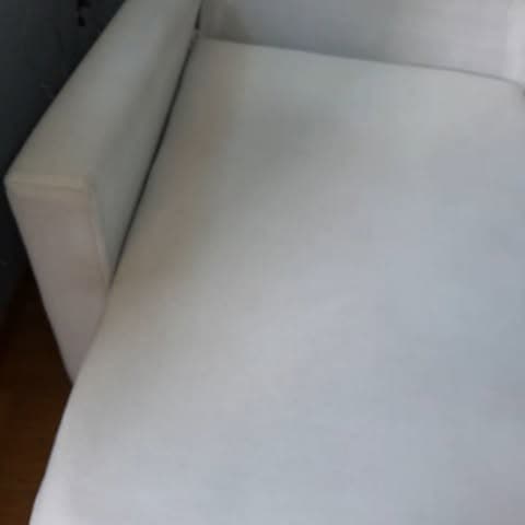 O mesmo sofá de canto branco depois da higienização, com o assento uniforme e sem manchas